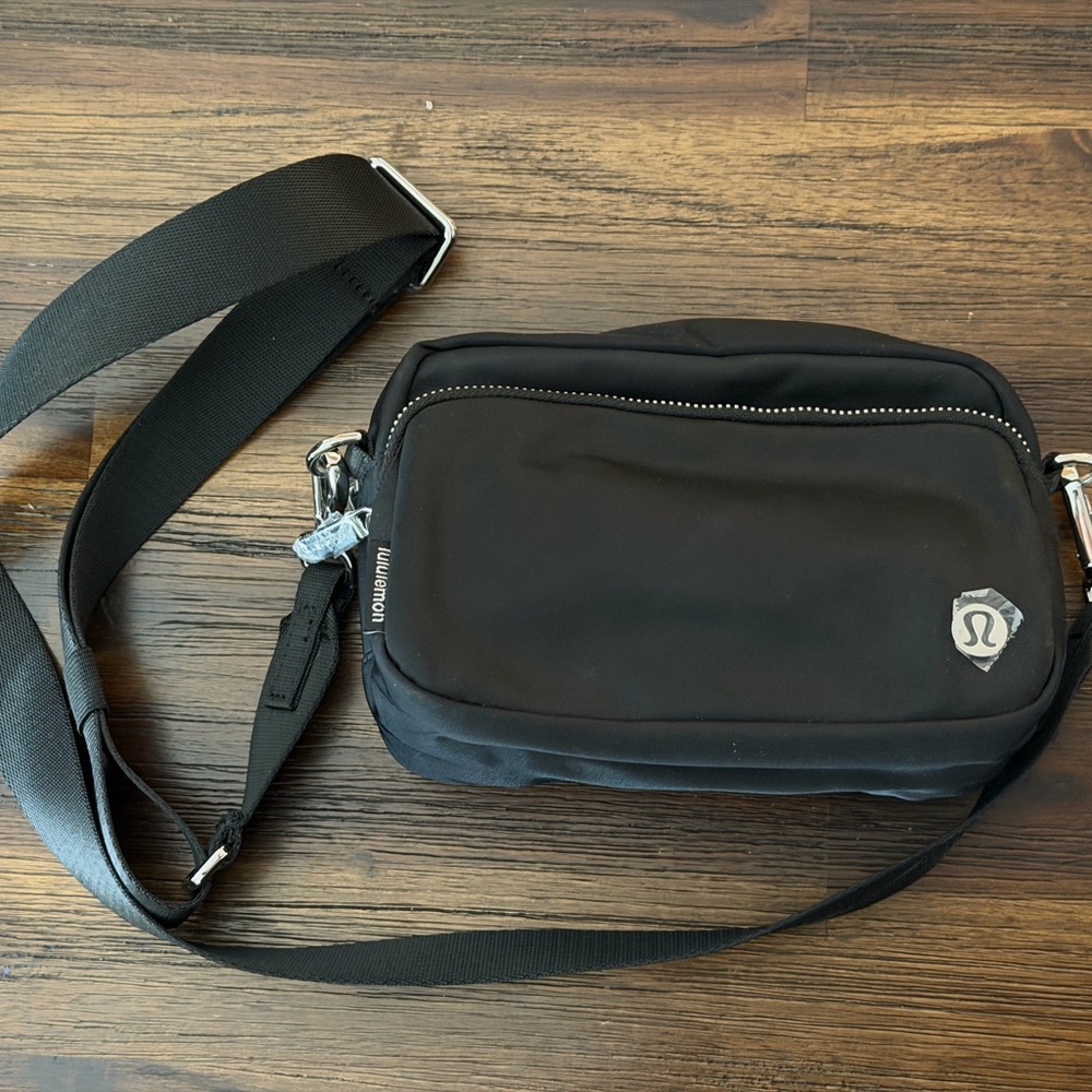 lululemon Everywhere Crossbody Bag - Black